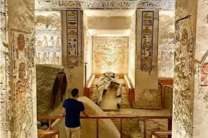 Königlicher Sarkophag im Grab im Tal der Könige Luxor