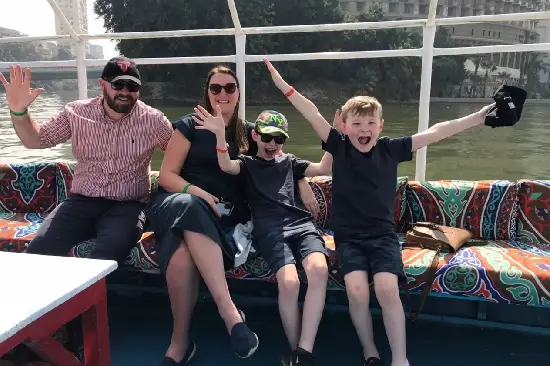 Familie genießt eine entspannte Nilfahrt mit der Feluke in Kairo.