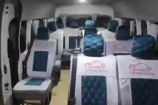 Luxuriöser Innenraum des VIP-Minivans für Kairo Ausflüge ab Hurghada.