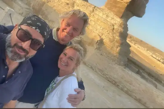 Deutschsprachiger Reiseleiter mit Gästen vor der Großen Sphinx von Gizeh.