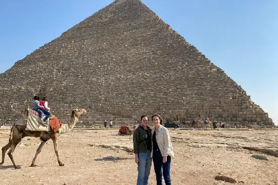 Reisende vor der gewaltigen Cheops-Pyramide auf dem Gizeh-Plateau.