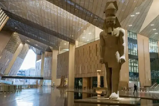 Moderne Eingangshalle des Großen Ägyptischen Museums (GEM) mit Pharaonenstatue.