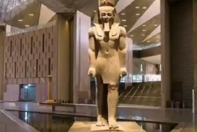Kolossalstatue von Ramses II. im Großen Ägyptischen Museum GEM Kairo.