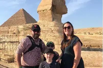Familie vor der Großen Sphinx von Gizeh während der privaten Kairo-Tour ab Hurghada.